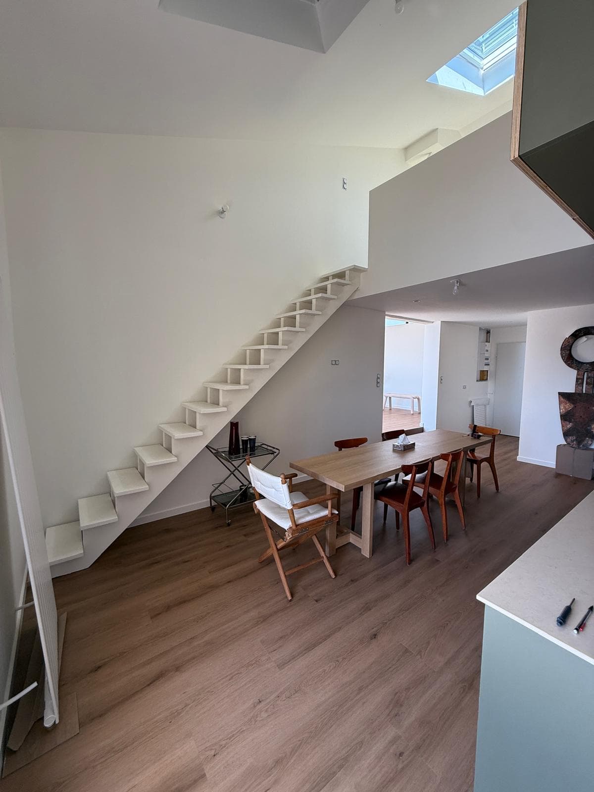L’escalier redessiné et le coin repas