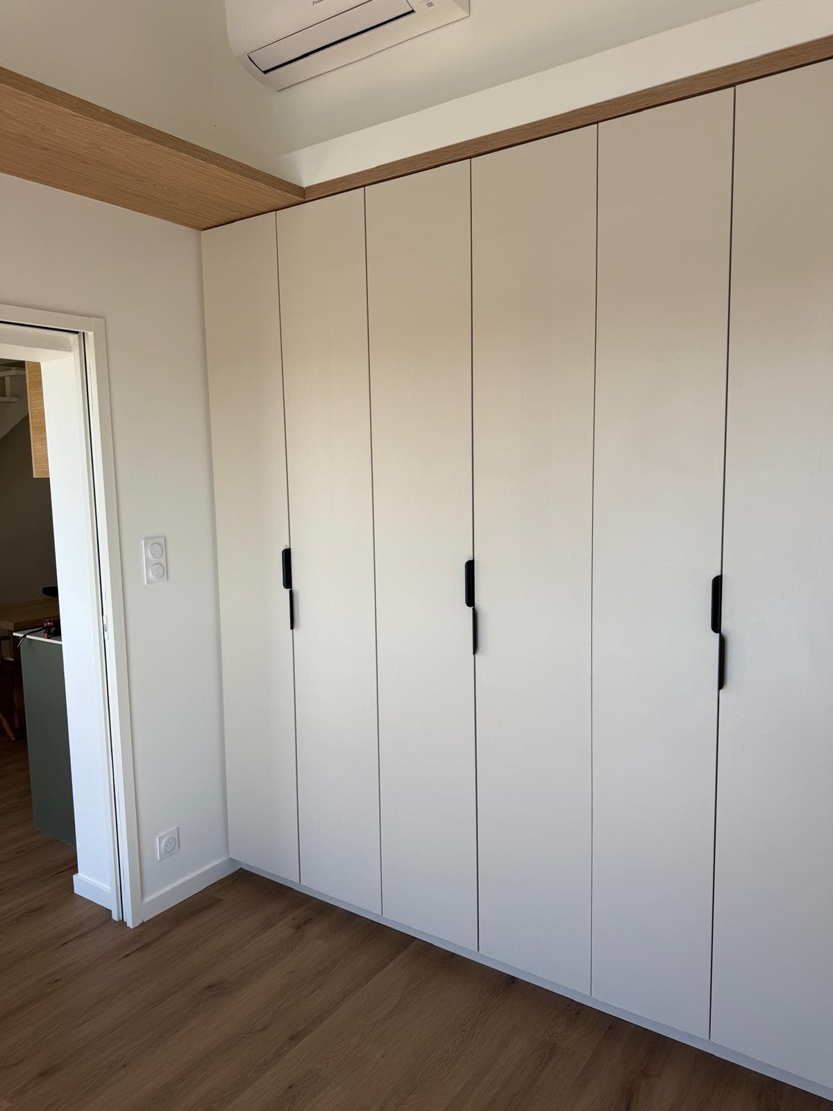 Les placards toute hauteur d’une chambre