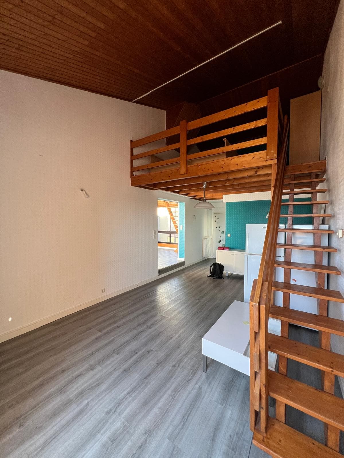 Le séjour depuis l’entrée, sous la mezzanine
