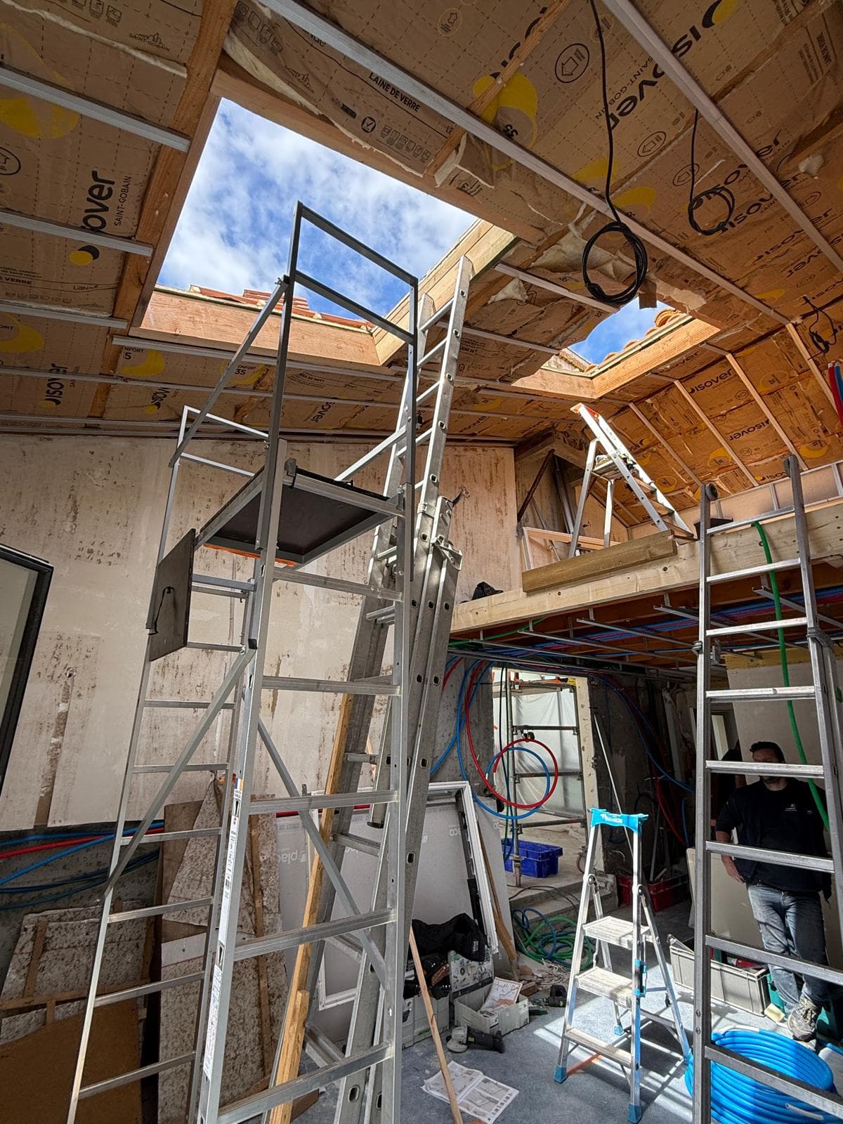 Toiture ouverte pour les velux, isolation et réseaux repris